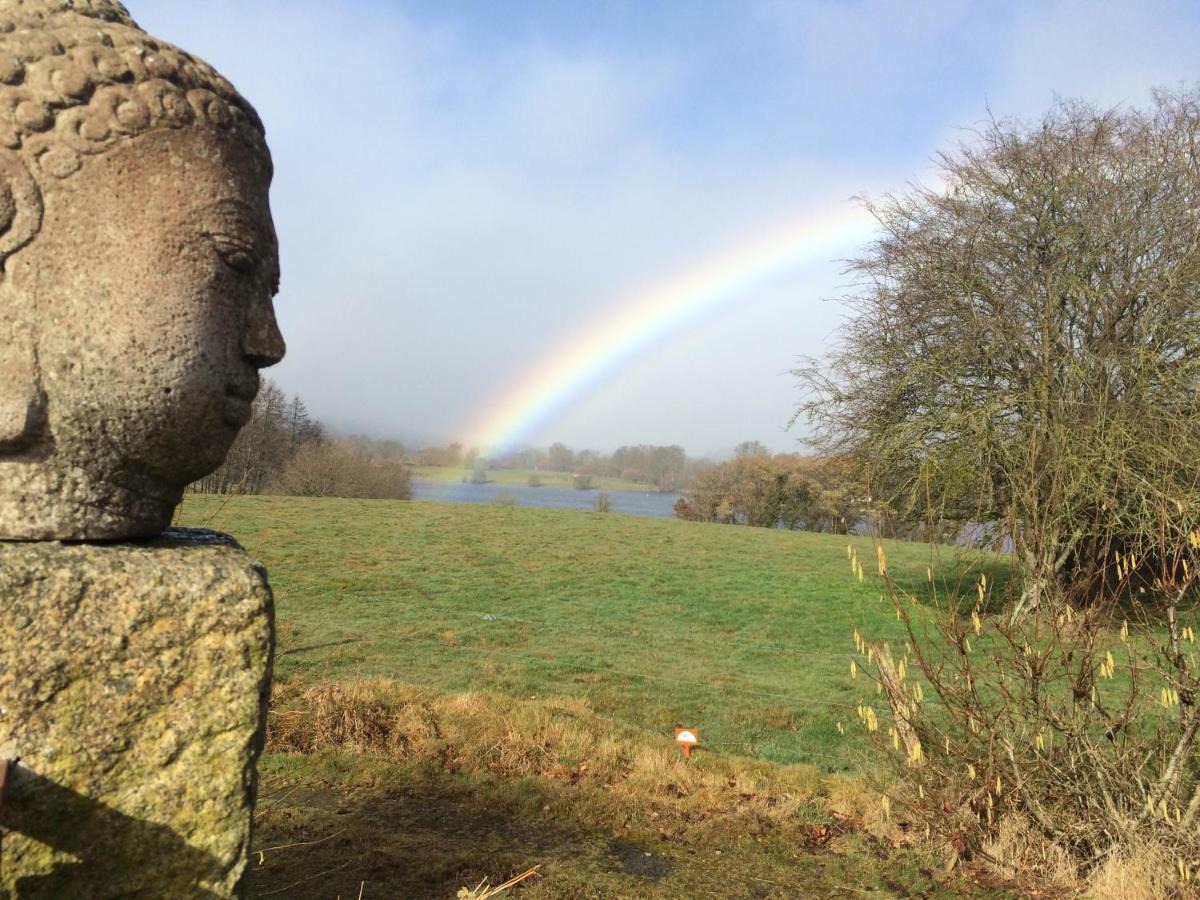 Le Bouddha Du Lac Saint-Germain-de-Tallevende Exteriör bild